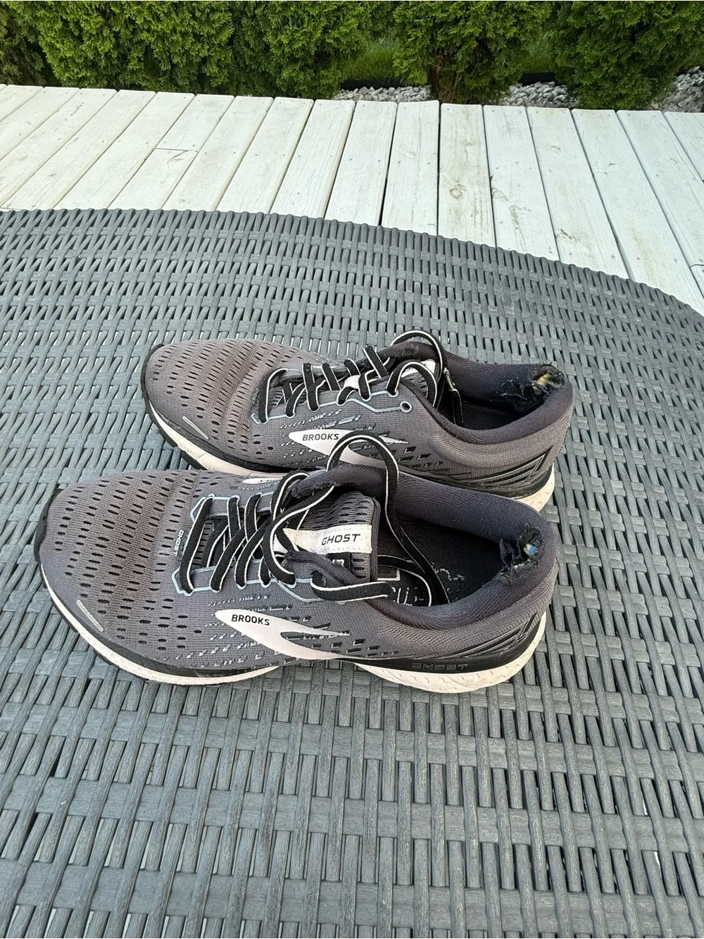 Brooks Women's Gray and Light Pink Running Shoe, size 8